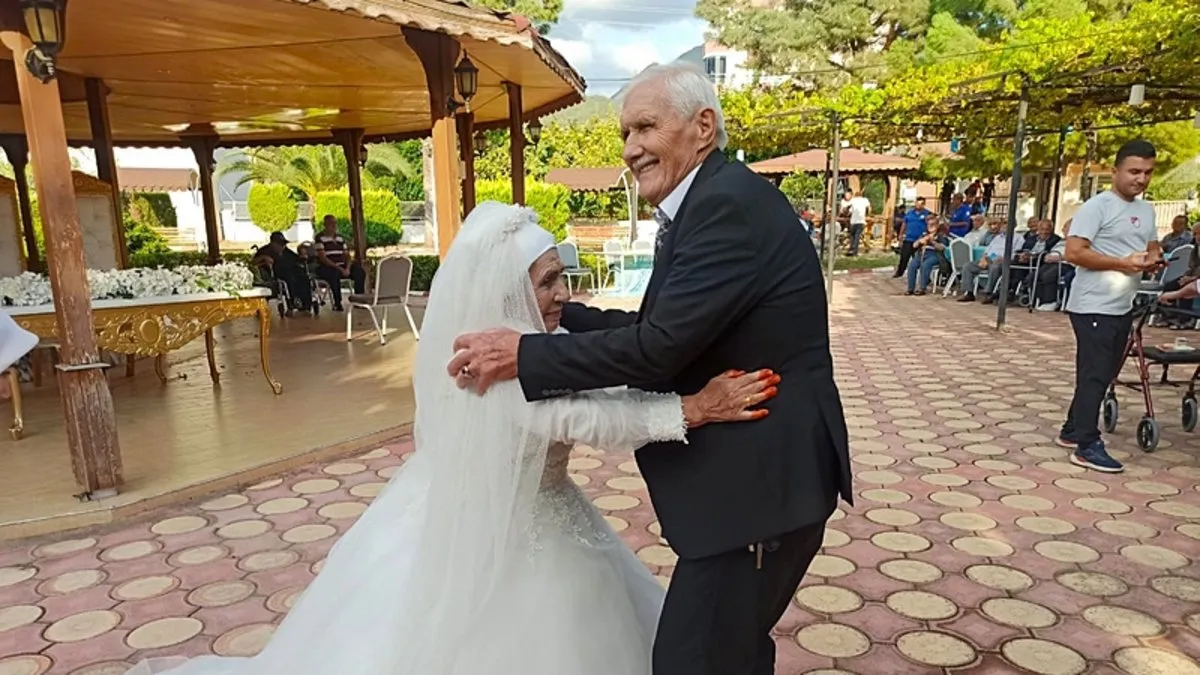 Huzurevindeki tanışma evlilikle noktalandı: Dünya yaşlılar gününde dünyaevine girdiler!