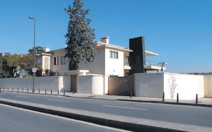 Sosyete bunu konuşuyor: ‘Uğursuz yalı birinin daha başını yaktı!’