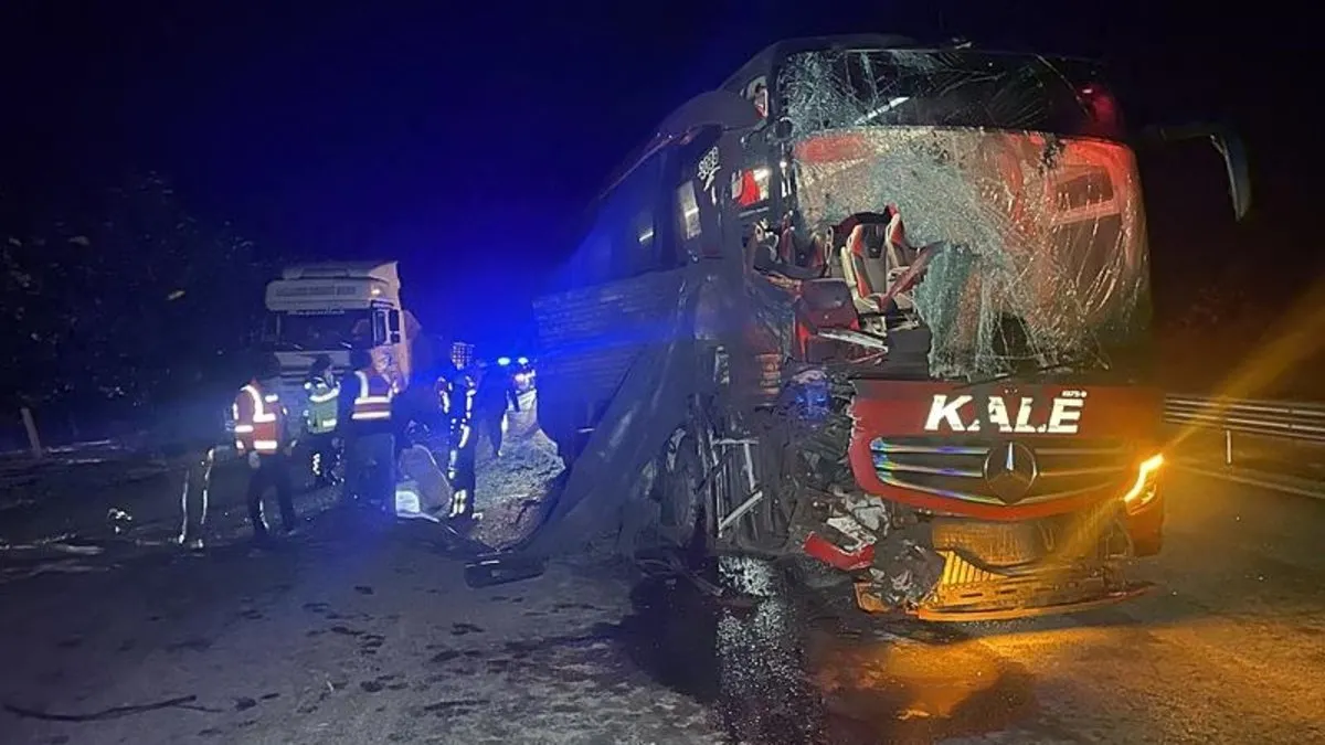 Bolu’da yolcu otobüsü tıra çarptı: 6 yaralı