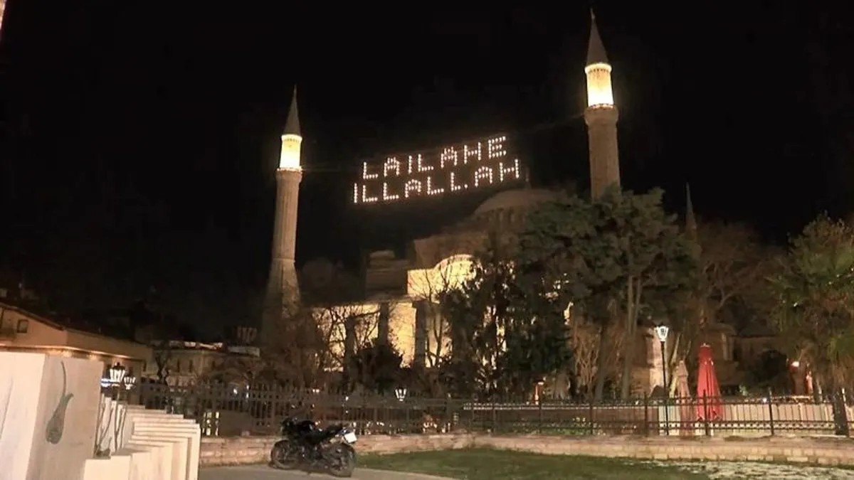 İstanbul’da camiler Ramazan ayının simgesi mahyalarla süslendi