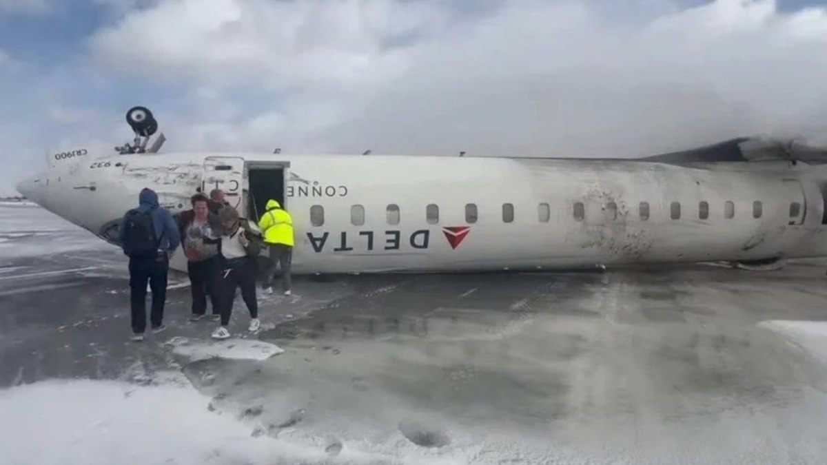 Kanada’da uçak ters döndü: 18 yaralı