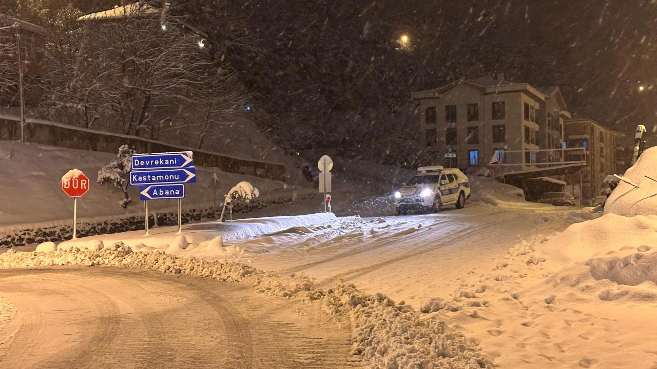 Kastamonu’da kar nedeniyle bazı yollar tır ve çekici geçişine kapatıldı